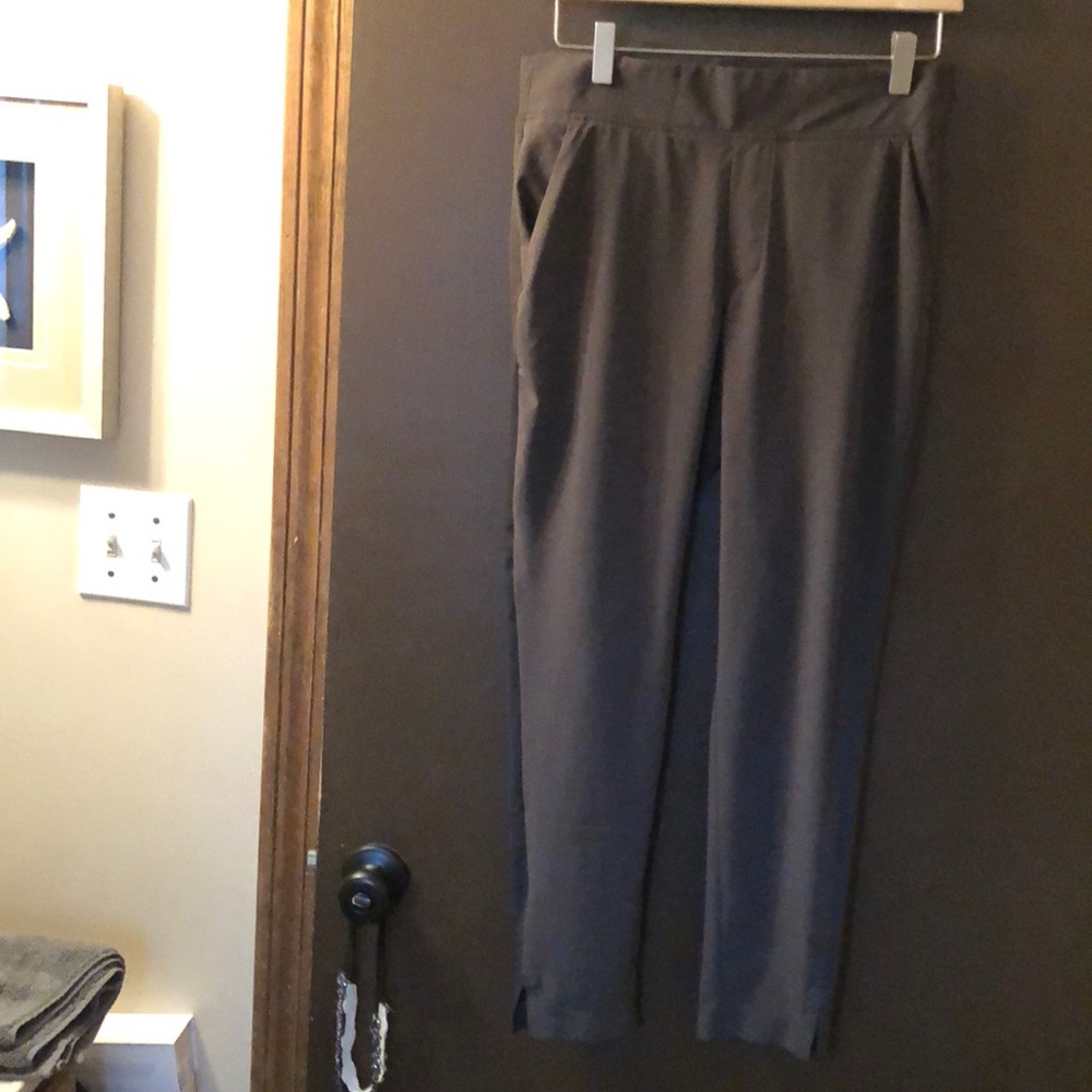 Athleta pull on, light weight pant.